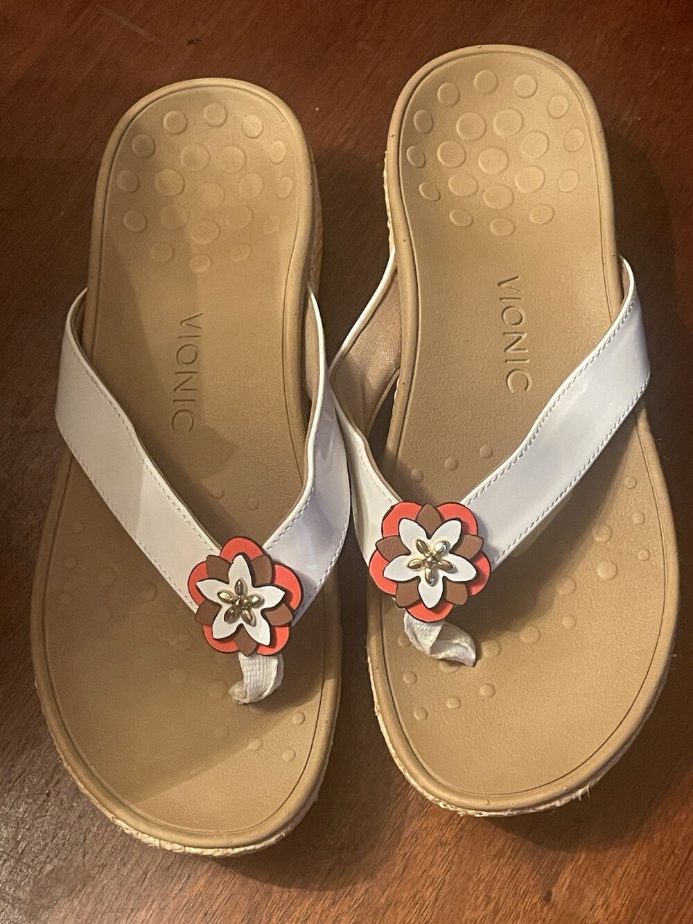 Vionic Sz 8M Mimi Wedge White Patent Leather Floral Embellishment Thong Sandal